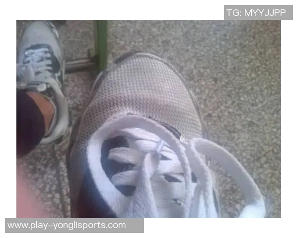 足球清洗指南如何有效去除污垢与异味保持球鞋干净如新