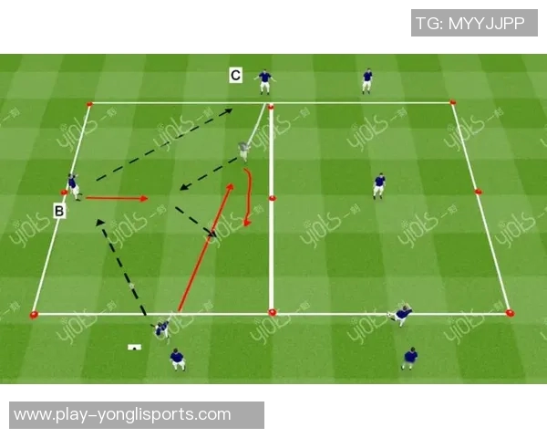 足球中场的战术解析与球员角色的重要性探讨